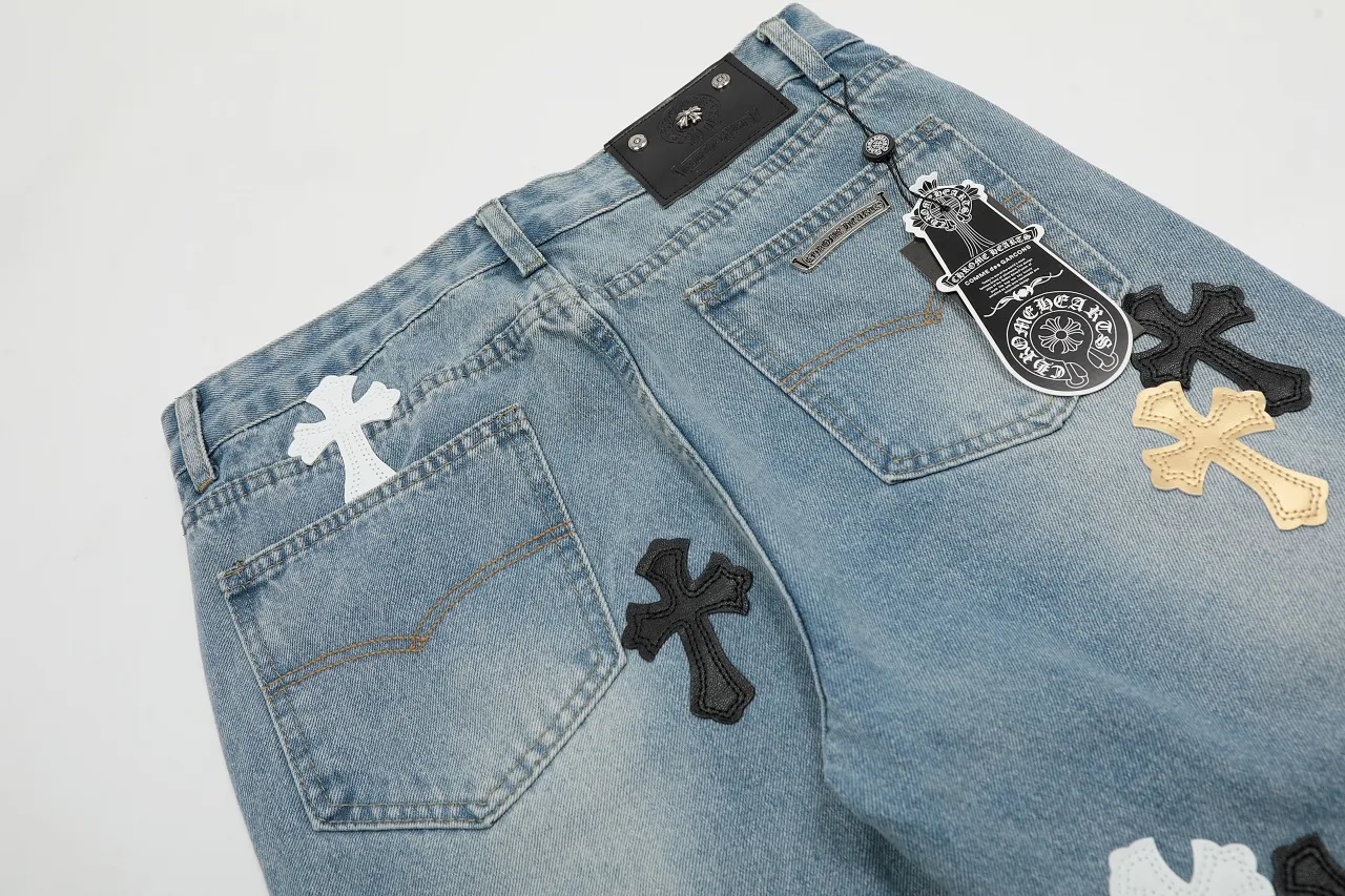 KE973#P250 The only correct leather label version on the market Chrome Hearts CH Cross embroidery distressed jeans Top ceiling quality 100% correct version The correct version is here!  Believe me this must be the best quality you will ever come across! ! Excellent value for money! !  Styles with different washes and textures are very friendly to people with thin legs and thick legs. The straight version is very flattering to the shape of the legs. The moderate length is timeless and easy to match. It is the basis of various styles and a must-have in the wardrobe! ! Add a little stacking to easily control this year's popular clean fit fabric. The fabric is stiff but the upper body is soft without losing texture. The sides and cuffs of some styles have a bone-wash effect. It's really hard not to love it! The outfit effect is immediate! ✅Correctly customize the Croxin metal leather label on the back panel. It is not sold directly with the cross on the finished jeans. 1:1 copying strives for excellence and the details are perfectly grasped. ✅The cross leather label is clear and smooth. Exquisite turning top craftsmanship. ✅Buttons, zippers and hardware are all customized versions of the Croxin LOGO. ✅High-cost washing process. Size: 28 30 32 34 36 (5 sizes)
